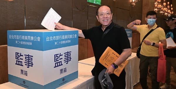 璇贊團隊顧問團總顧問吳勛豐投下神聖的一票。