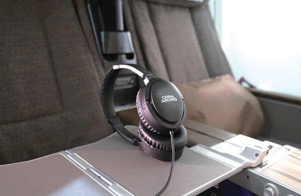 9月起豪華經濟艙推出全新耳罩式降噪耳機，讓旅客在飛行中也能有舒適放鬆的休憩環境。
