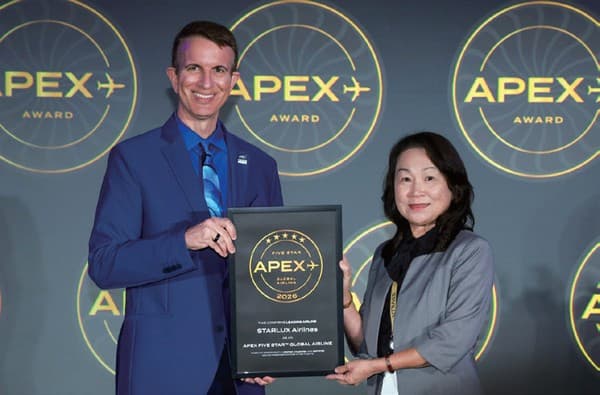 星宇航空獲頒「2026全球5星航空」獎項(2026Five Star Global Airline)，由北美分公司運務代表林秀蘭（右）經理出席受獎。