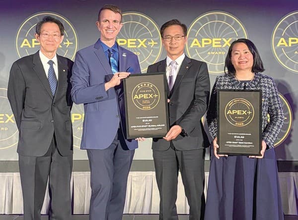 空乘客體驗協會APEX於美國加州長灘市舉行頒獎典禮，長榮航空榮獲「全球5星級航空公司」及「最佳座椅舒適度」雙料大獎，由長榮航空美洲總分公司副總經理蘇偉仁（右2）出席領獎。