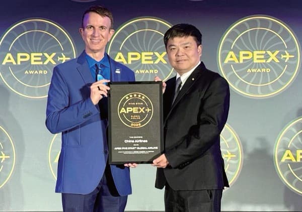 中華航空榮獲APEX國際航空乘客體驗協會5星航空獎殊榮，由中華航空美洲地區行銷協理張邱驊（右）出席代表受獎。