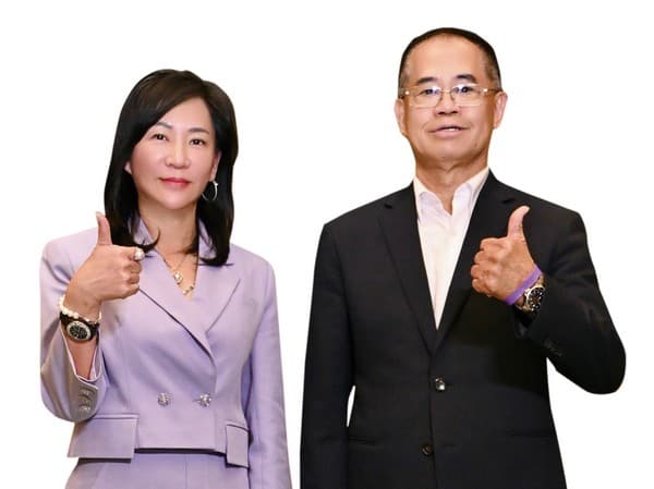 （左起）台北市旅行公會第20屆理事長陳怡璇、監事主席翁炳贊。