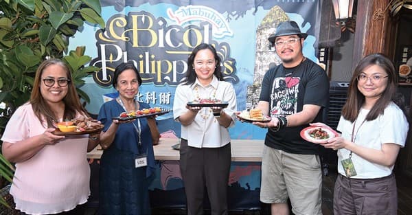 （左3起）菲律賓觀光部台灣分處處長梅顏寶（Ms. Chriselle May Salvador-Yambao）、ABV餐飲集團創辦人鄭訓宇，與菲觀部團隊合影。